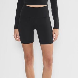 TNA Butter cheeky hi-rise 7in short